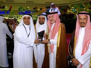الأمير سطام بن عبدالعزيز آل سعود يسلّم الدرع التكريمي لعبدالله الحربي، الرئيس التنفيذي لموقع عين الرياض