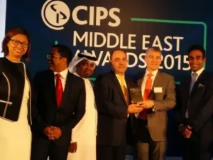 ممثلون بنك الخليج الأول يستلمون الجائزة