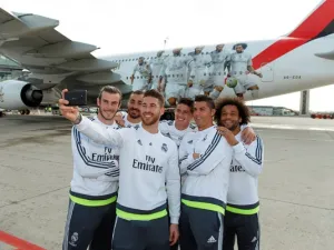 فريق ريال مدريد بكامل نجومه في استقبال طائرة الإمارات الإيرباص A380 لدى وصولها إلى مطار مدريد الدولي اليوم.