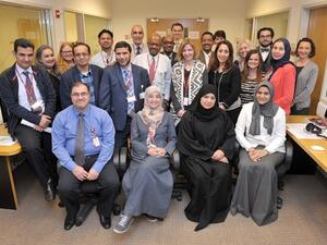 المدرِّبون والمشاركون في الدورة التدريبية في صورة لهم في مركز المهارات الإكلينيكية في وايل كورنيل للطب قطر