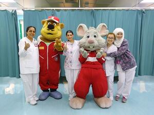 قامت شخصيتا المدينة الترفيهية المحببتين بينو وبيرتو برفقة مؤدي عروض وفريق من الموظفين في عالم فيراري أبوظبي بزيارة الأطفال في المركز والتفاعل معهم وتقديم هدايا مستوحاة من علامة فيراري.