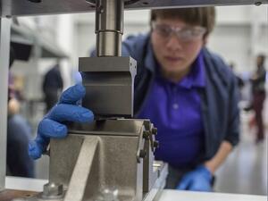 بدأت فورد سنة 2014 بالعمل مع المورّدين لدراسة هذه المادة وكيفيّة استخدامها من خلال إجراء التجارب على قطع السيارات مثل أغطية سكك ضخ الوقود.