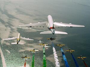 وقاد الطائرات المشاركة في العرض الجوي القبطان أدريان سميث من فلاي دبي والقبطان نديم الحمد من العربية للطيران والقبطان ريتشارد دايسون من الاتحاد للطيران والقبطان عباس شعبان من طيران الإمارات. 