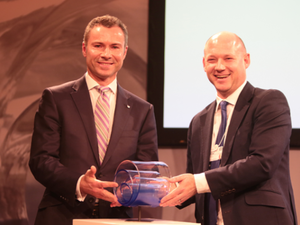 ديفيد باتسون، نائب الرئيس الأول للشؤون القانونية، والملكية الفكرية والاستدامة في كانون أوروبا يستلم الجائزة