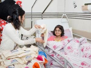موظفوا بنك الخليج والاطفال خلال بفعاليات القرقيعان