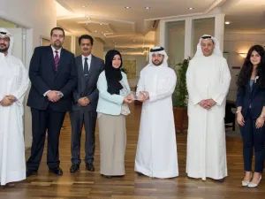 السيد خالد المطوع، مدير عام الأعمال المصرفية الدولية والاستثمار، والسيدة منى منصور، مدير عام إدارة الخدمات المساندة للعملاء يتسلمون الجائزة من كبار مسؤولي سيتي بنك