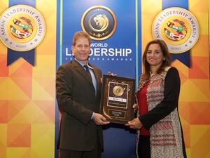 Mrs. Salma Al-Hajjaj, General Manager of Human Resources at Gulf Bank receiving the “Asian HR Leadership Award” in Dubai from Mr. Howard Ullman, CEO of Atmospheric Water Solutions