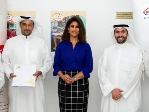 فريق بنك الخليج يتوسط فريق لجنة طالب العلم خلال تقديم منح الأيتام الدراسية بمناسبة اليوم العالمي لمحو الأمية.