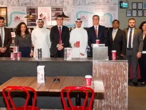 إدارة بنك الخليج وكوستا كوفي وماستركارد خلال حفل التوقيع
