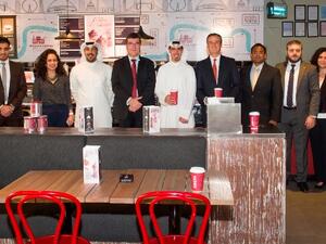 إدارة بنك الخليج وكوستا كوفي وماستركارد خلال حفل التوقيع