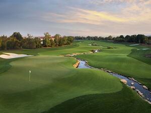 The Earth Course is one of Jumeriah Golf Estates’ two championship golf courses designed by the professional golf legend Greg Norman.