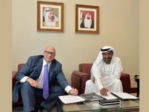 سمو الشيخ أحمد بن سعيد آل مكتوم وديفيد جويس يوقعان الاتفاقية خلال معرض دبي للطيران 2015.
