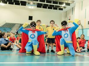 قام البطلان الخارقان اليافعان سوبر سام وسوبر سارة اللذان يشكلان معاً فريق سوبر كيدز، بجولة في ست مدارس تابعة لمجموعة جيمس للتعليم.