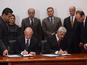 المهندس مدحت شوشة رئيس مجلس إدارة هيئة سكك حديد مصر، و المهندس أيمن خطاب الرئيس التنفيذى لجنرال إلكتريك في شمال شرق أفريقيا