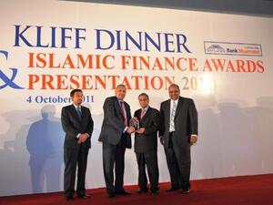 Arun Ratra, Head of Global Markets Groups in GIC, receives the award