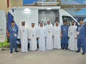 مدير جمارك دبي مع موظفي الدائرة أمام المختبر المتنقل