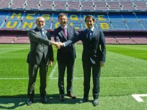 جيرار بوكنيه، مدير الشراكات الخاصة وجمع التبرعات بمنظمة اليونيسف، جوزيب ماريا بارتوميو، رئيس نادي إف سي برشلونة، وعيسى المناعي، المدير التنفيذي لروتا