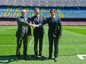 جيرار بوكنيه، مدير الشراكات الخاصة وجمع التبرعات بمنظمة اليونيسف، جوزيب ماريا بارتوميو، رئيس نادي إف سي برشلونة، وعيسى المناعي، المدير التنفيذي لروتا