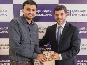 جيل كونكالفيز أزيفيدو، رئيس الخدمات المصرفية للأفراد، الإمارات الإسلامي مع أحد الفائزين.