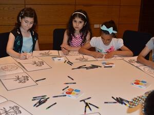 فتيات تستمتعن بتلوين النباتات