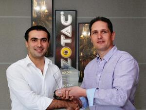 Vice President, EMEAI of ZOTAC presenting the award to the Chief Operating Officer of Golden Systems ME