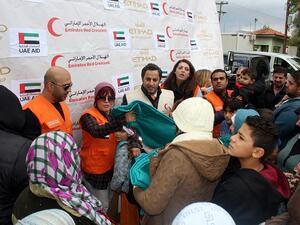 أطفال يتسلمون المساعدات 