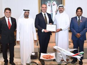 الدكتور عبد الله الهاشمي نائب رئيس أول الدائرة الأمنية في مجموعة الإمارات يتسلم الجائزة من سعادة فليتشر تابوتو عضو البرلمان ووكيل وزارة الشؤون الخارجية النيوزيلندية، بحضور سمو الشيخ أحمد بن سعيد آل مكتوم.