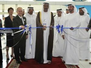 سعادة محمد عمر عبدالله، وكيل دائرة التنمية الاقتصادية في ابوظبي، يفتتح معرض الشرق الاوسط للتصنيع "ميمكس 2010"