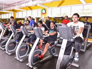 الطلاب خلال التدريب على استخدام أجهزة اللياقة البدنية في الكلية