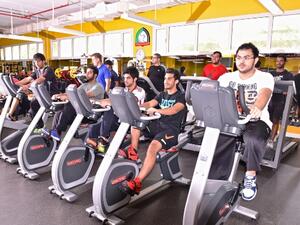 الطلاب خلال التدريب على استخدام أجهزة اللياقة البدنية في الكلية