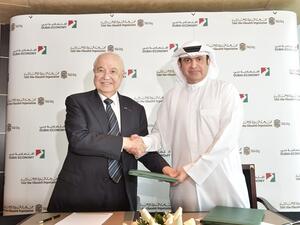 سامي القمزي، مدير عام اقتصادية دبي، وطلال أبوغزاله، المدير التنفيذي لمجموعة طلال أبوغزاله، خلال توقيع اللإتفاقية.