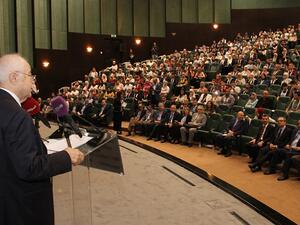 الدكتور أبوغزاله في كلمته كمتحدث رئيسي في المؤتمر.