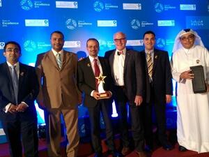 فريق العمل في لقطة جماعية 