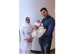 ياسم أحمد عبدالسلام، المريض الذي حصل على الرعاية الطبية في الموعد رقم 100,000 بالعيادات الخارجية في مستشفيات المدينة الطبية مع والده والممرضة.