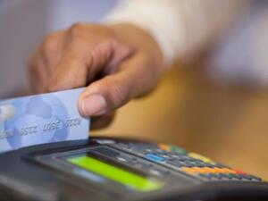 الغاء الرسوم الإضافية على المستهلكين عند استخدام بطاقات الائتمان