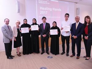 الدكتور جاويد شيخ عميد وايل كورنيل للطب – قطر يتوسط الفائزين