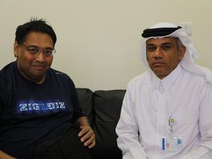 الدكتور عبد العزيز الخليفي، رئيس قسم جراحة القلب والصدر في مستشفى القلب، رفقة المريض كيران ماشادو