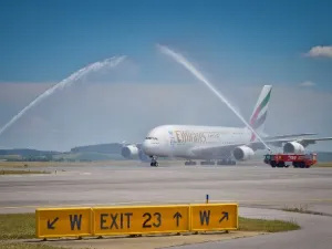 2.	طائرة الإمارات الإيرباص A380 وعليها ملصق فريق لوس أنجلوس دودجرز لدى وصول الرحلة "ئي كيه 217" إلى مطار لوس أنجلوس الدولي