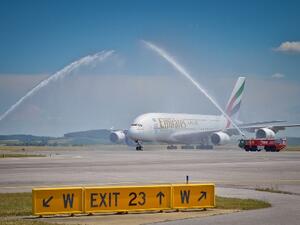 2.	طائرة الإمارات الإيرباص A380 وعليها ملصق فريق لوس أنجلوس دودجرز لدى وصول الرحلة "ئي كيه 217" إلى مطار لوس أنجلوس الدولي