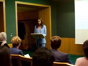 سعادة الشيخة هند بنت حمد آل ثاني، رئيس مجلس أمناء مكتبة قطر الوطنية، خلال إلقاء كلمتها في لندن أثناء الاحتفال بالذكرى الرابعة لإطلاق مكتبة قطر الرقمية.