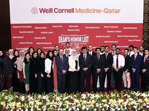 الطلاب المكرمون على لائحة العميد يتوسطهم الدكتور جاويد شيخ وبعض أعضاء هيئة التدريس.