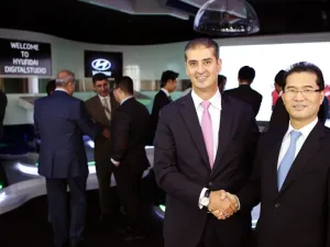 المهندس خالد عيسى، الرئيس التنفيذي للعمليات في مجموعة جمعة الماجد والسيد توم لي، نائب الرئيس ومدير المكتب الإقليمي لشركة هيونداي في الشرق الأوسط وشمال إفريقيا