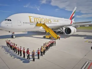 تحول مطار فيينا اليوم إلى ساحة احتفال مع ظهور طائرة الإمارات A380 رقم 80، التي وصلت مباشرة من مصنع الإيرباص في مدينة هامبورغ الألمانية