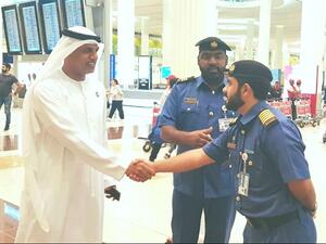 خلال جولته في بمباني المطار أكد أحمد محبوب مصبح أننا نستهدف في المقام الأول اسعاد المسافرين من خلال تسهيل وتسريع إنهاء إجراءات السفر والتخليص فور وصولهم مبنى المطار.