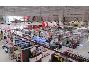 يجد العملاء في محلات "هوم وركس" تشكيلة متنوعة من المنتجات كالأدوات اليدوية والكهربائية والطلاء والأثاث الخارجي ولوازم الشواء والنباتات وأدوات العناية بالحدائق وإكسسواراتها. 