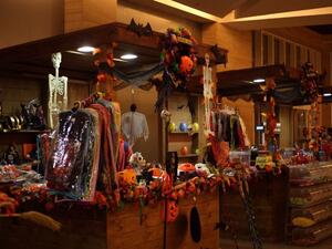 تحول المركز إلى قصر مسكون مليء بديكورات الهالوين.