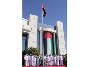 أمام مبنى إدارة المطار