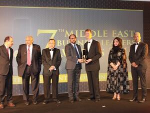 خليل صقر بن غريب يتسلم الجائزة 