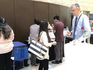 خلال المعرض، تمكن الطلاب من مناقشة أعضاء هيئة التدريس حول كيفية إجراء الأبحاث الجامعية.