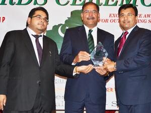 Iftikhar Hamdani receiving the award